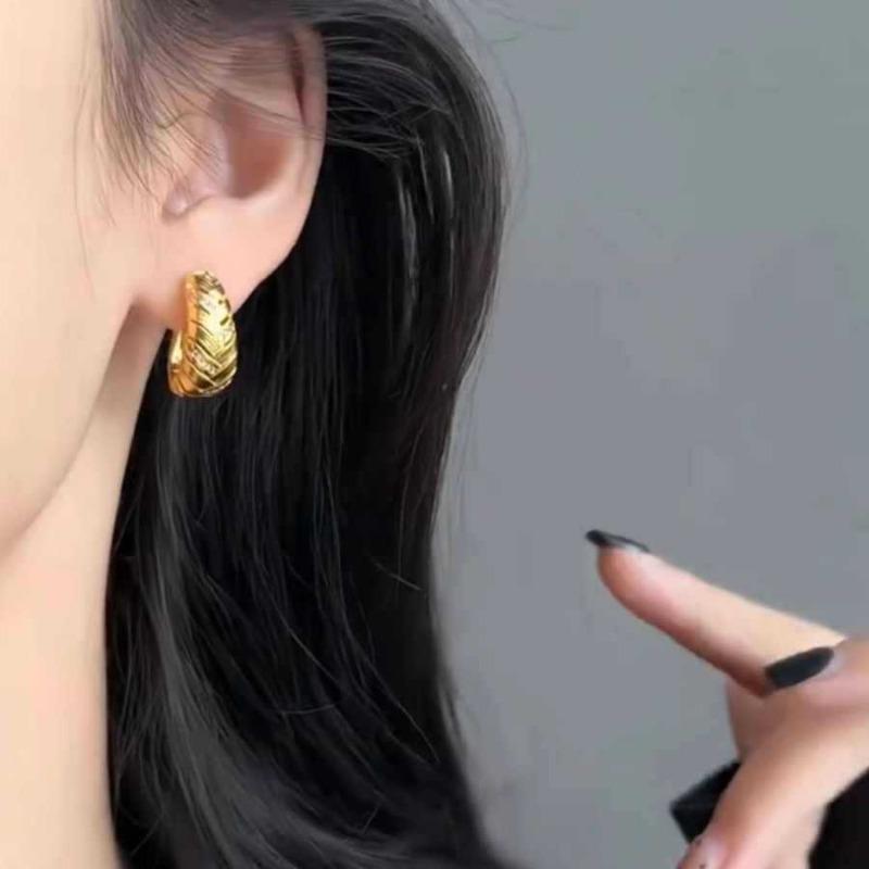 Vintage Wheat-stitch Diamond-encrusted Brushed Ear Pins with An Elegant and Sophisticated Look As An Accessory.