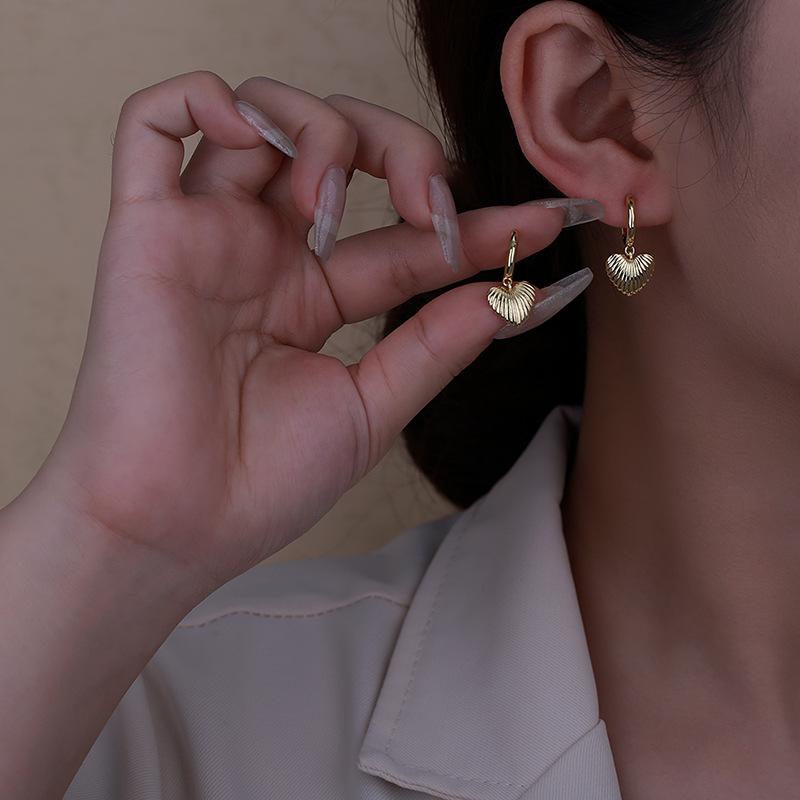 Легкие роскошные серьги-пряжки в форме сердца из золота с узором из ракушек для женщин