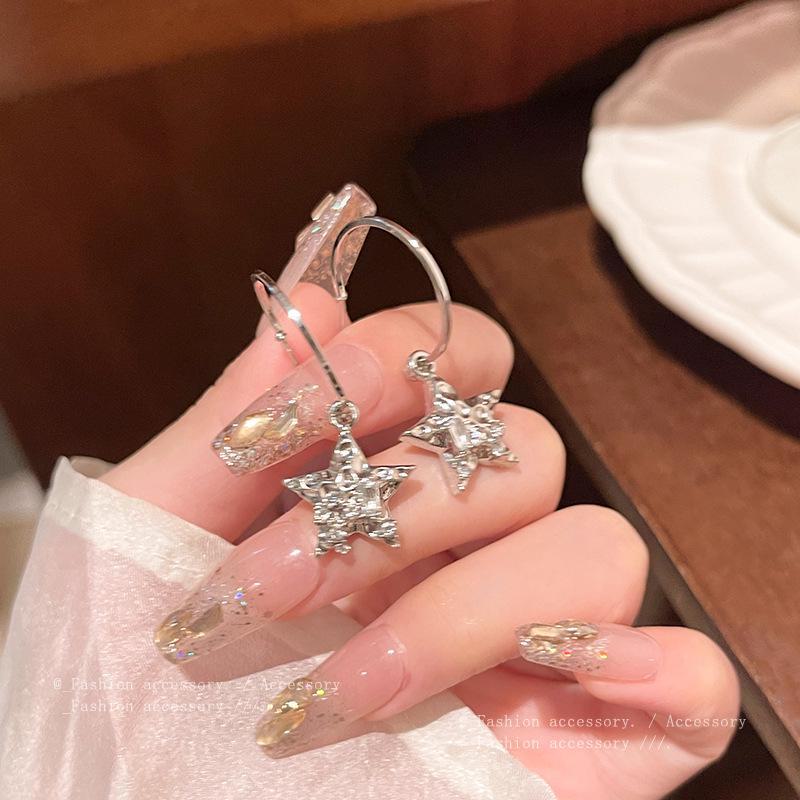 Элегантные серьги-звезды с бриллиантами — модный, легкий, роскошный, высококлассный дизайн с уникальной пятиконечной звездой.