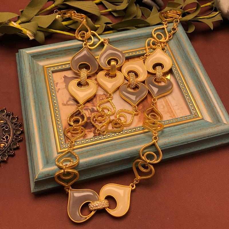 Vintage New Jewelry, High-end Design, Heart-shaped Necklace, Rhinestone Inlaid, Versatile Sweater Accessory for Women