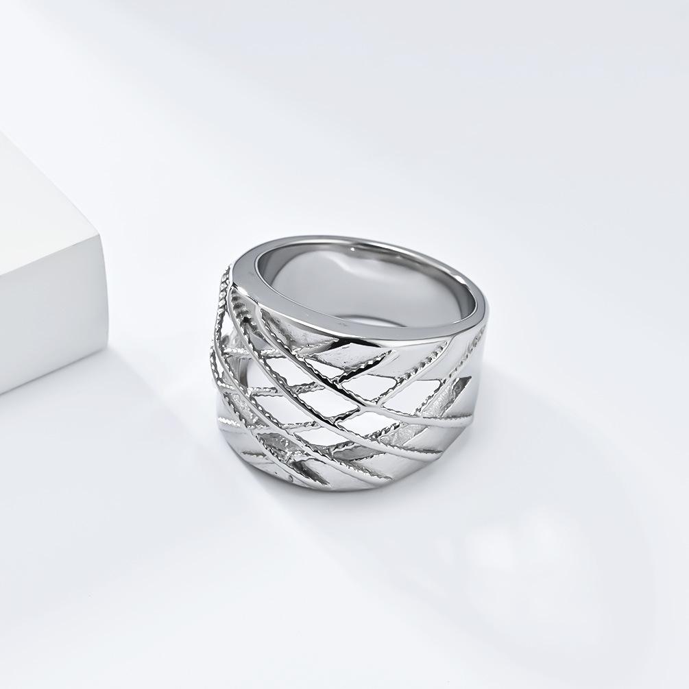 Женское Европейское Французское Кольцо из Титановой Стали с Покрытием 18K Золотом Легкая Роскошь Нишевое Высококлассное Универсальное Декоративное Украшение для Ежедневного Ношения