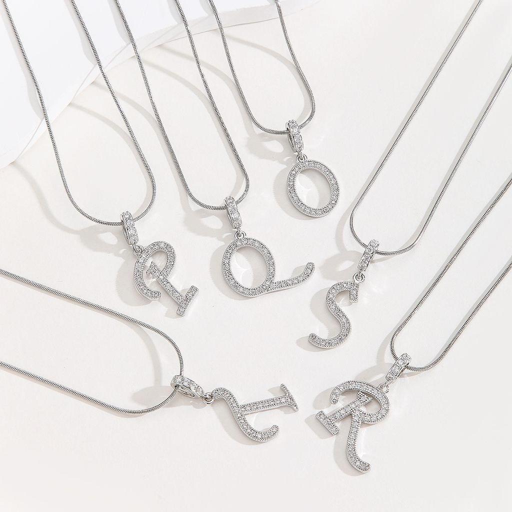 Королевский двор - Ожерелье в стиле «Дрянные девчонки» - Набор подвесок: Крест, Корона и Римская цифра, полностью покрытых цирконием - Роскошный позолоченный медный чокер для женщин