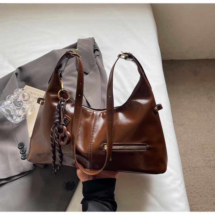 2025 новая маленькая сумка подмышку женская универсальная трендовая модная сумочка повседневная на плечо сумка-мессенджер