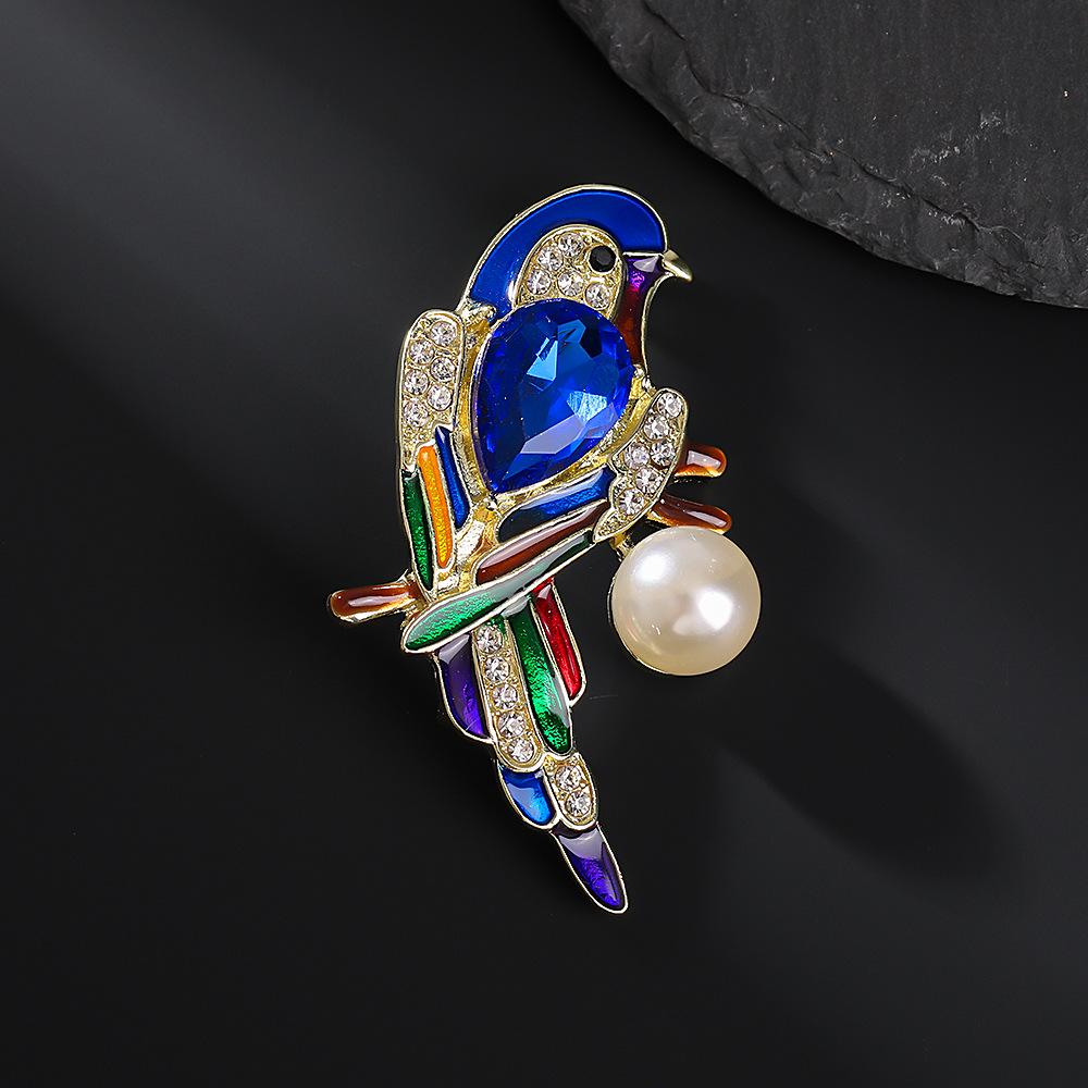 Брошь-птица с жемчугом и бриллиантами: Имитация булавки в виде попугая с каплями масла - уникальный аксессуар для женского корсажа в виде животного