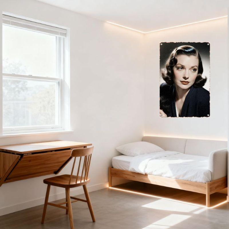 Винтажная Орнаментированная Рамка Женщина с Темно-Коричневыми Волосами Металлический Жестяной Знак Мягкие Локоны Темно-Синий Блейзер Белый Топ Декор Дома Искусство для Кафе Бара Мужчина