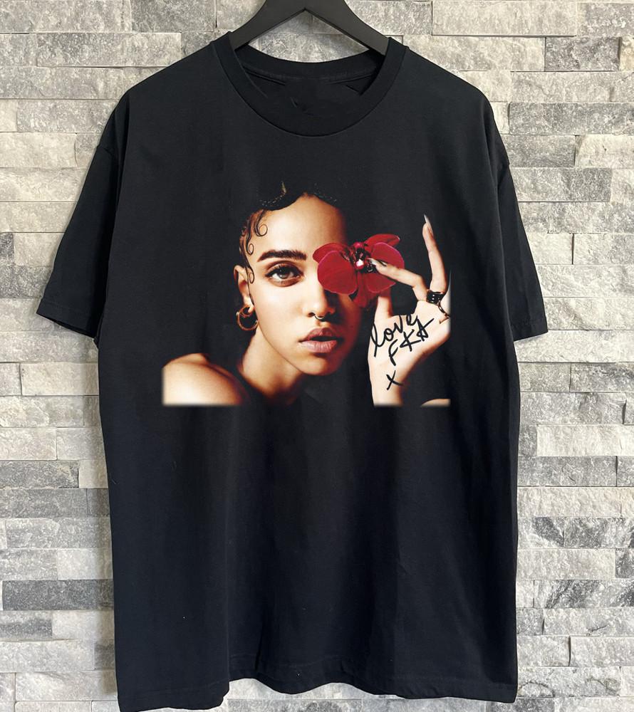 Редкая футболка с коротким рукавом FKA twigs с автографом. Все размеры от S до 5XL. AR1499. Унисекс.