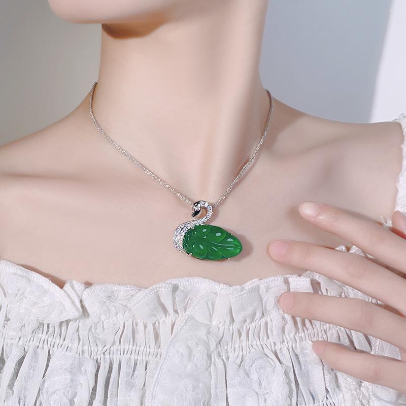Новое ювелирное ожерелье из натурального полностью зеленого императорского зеленого халцедона в форме лебедя с золотыми ветвями и нефритовыми листьями, цепочка на ключицу для женщин старшего возраста