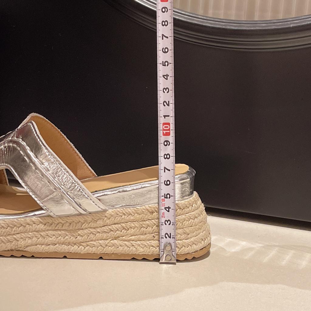 Толстая подошва на танкетке увеличивает рост и придает прохладу летним женским шлепанцам, новинка, с юбкой, босоножки-однословки на высоком каблуке для пляжа