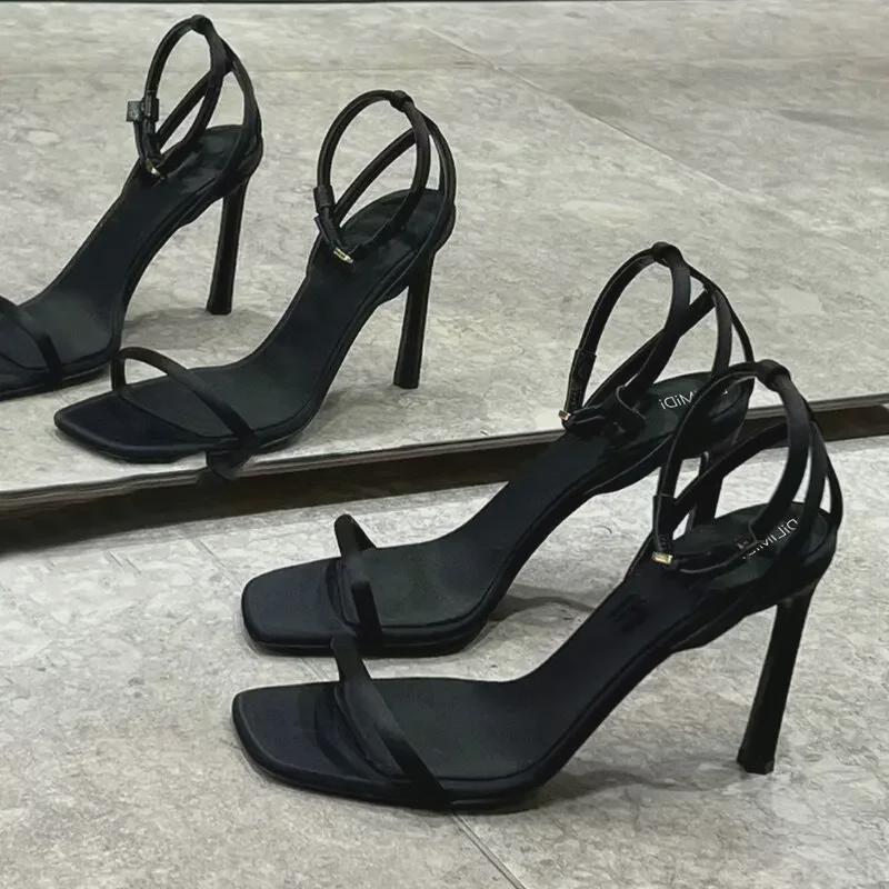 Летние босоножки с открытым носком и квадратной шпилькой 2023 года — элегантный женский дизайн с одним ремешком.