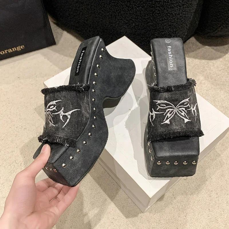 Мода 2024 года, новые готические тапочки на платформе для женщин, джинсовая бабочка, модный металлический дизайн, модные заклепки, слипоны, женская обувь в стиле панк, лето