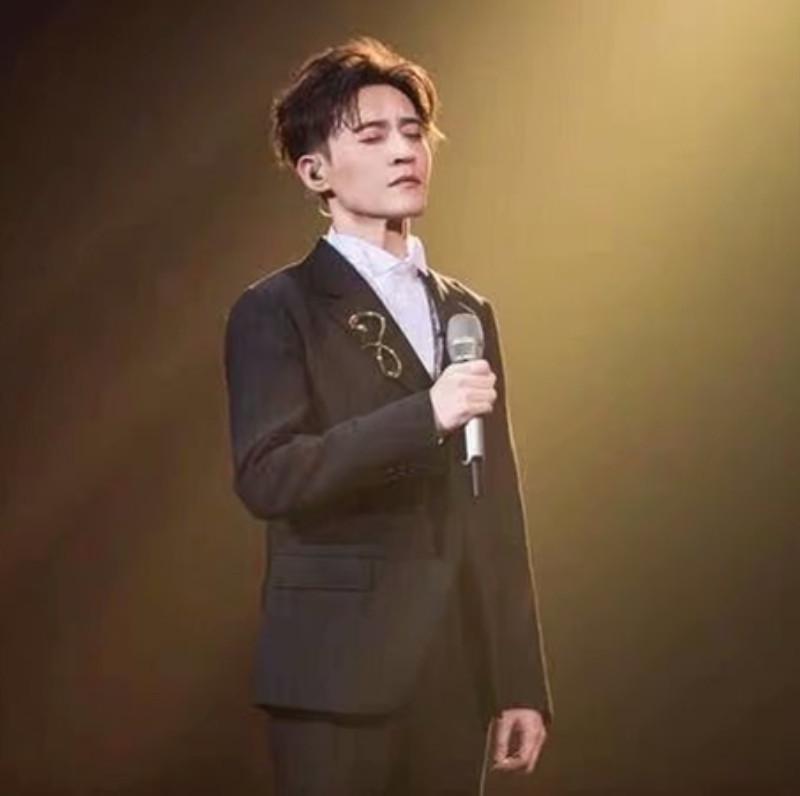 High-End European & American 8-Shaped Metal Brooch: Fashionable, Simple, and Versatile Accessory.