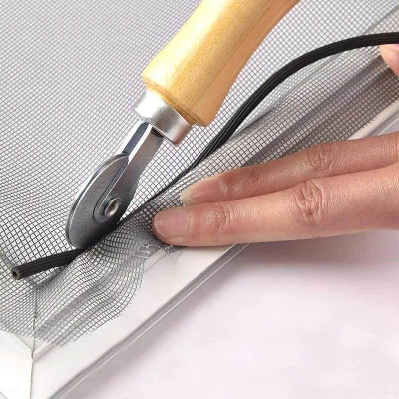 Инструмент для накатки шлицов со стальными колесами и деревянной ручкой для установки двойных окон. Прочный ручной инструмент для ремонта москитных сеток и экранных дверей.