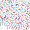 100 шт. квадратных акриловых бусин с буквами, случайные смешанные бусины с буквами алфавита для самостоятельного изготовления детских украшений 6X6 мм