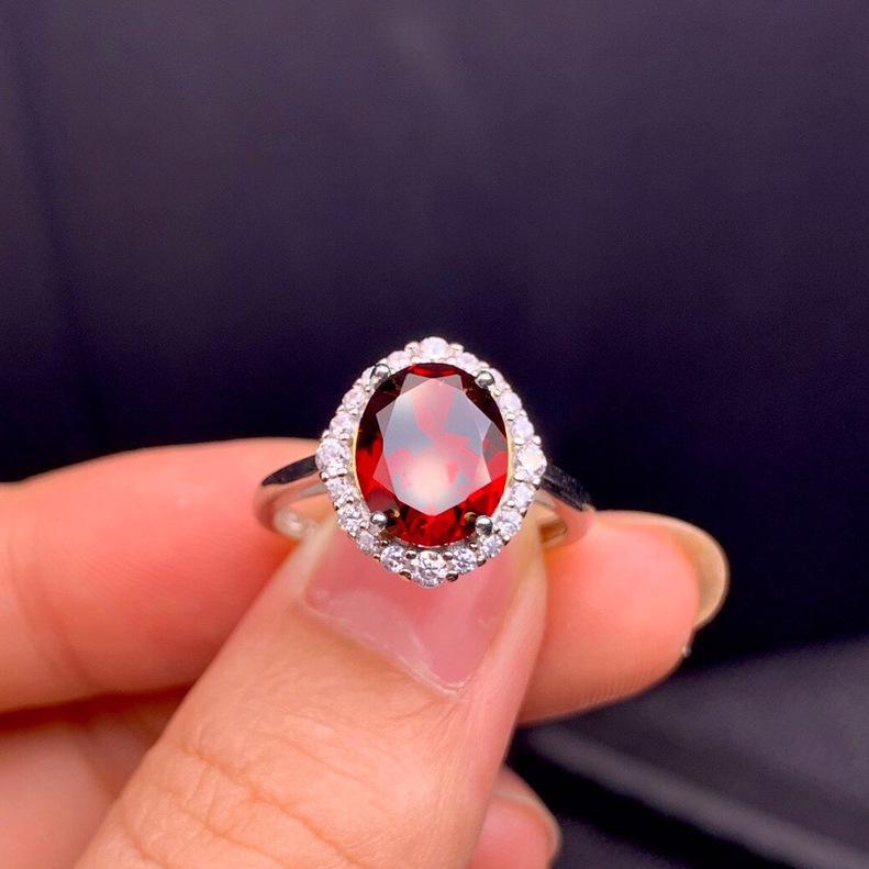 Элегантный набор: кольцо с открытой шинкой с гранатом рубинового цвета и имитацией бриллиантов и подвеска из 18-каратного белого золота