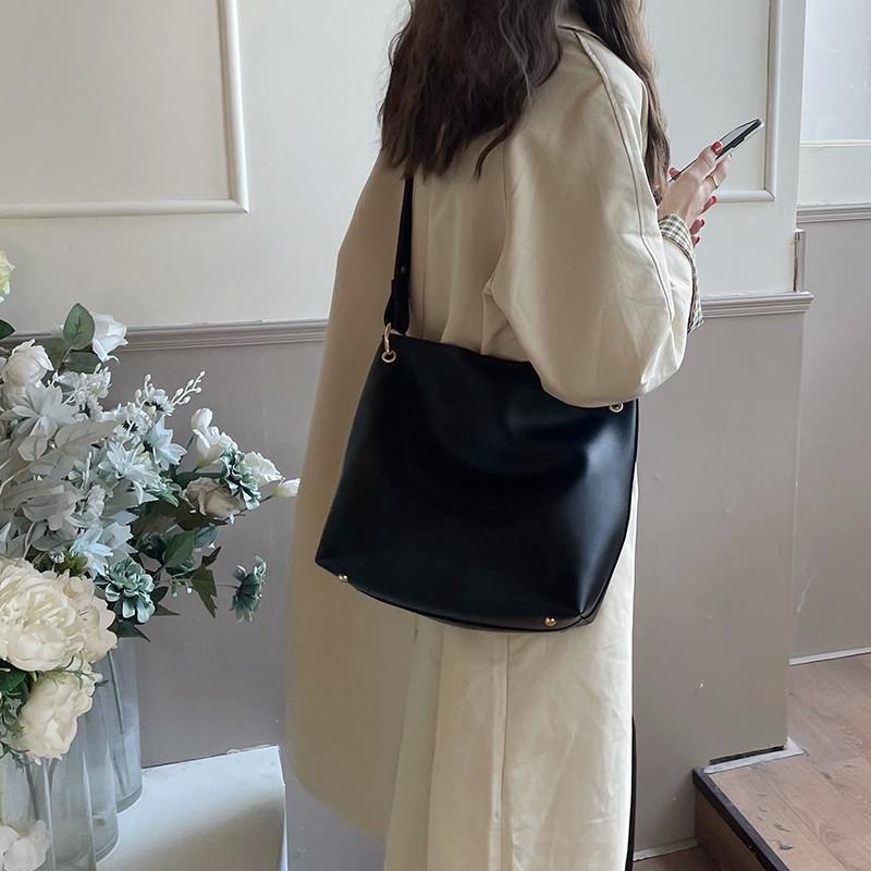 IELGY Retro Atmospheric Bucket Bag, Versatile Niche Design Shoulder Messenger Bag