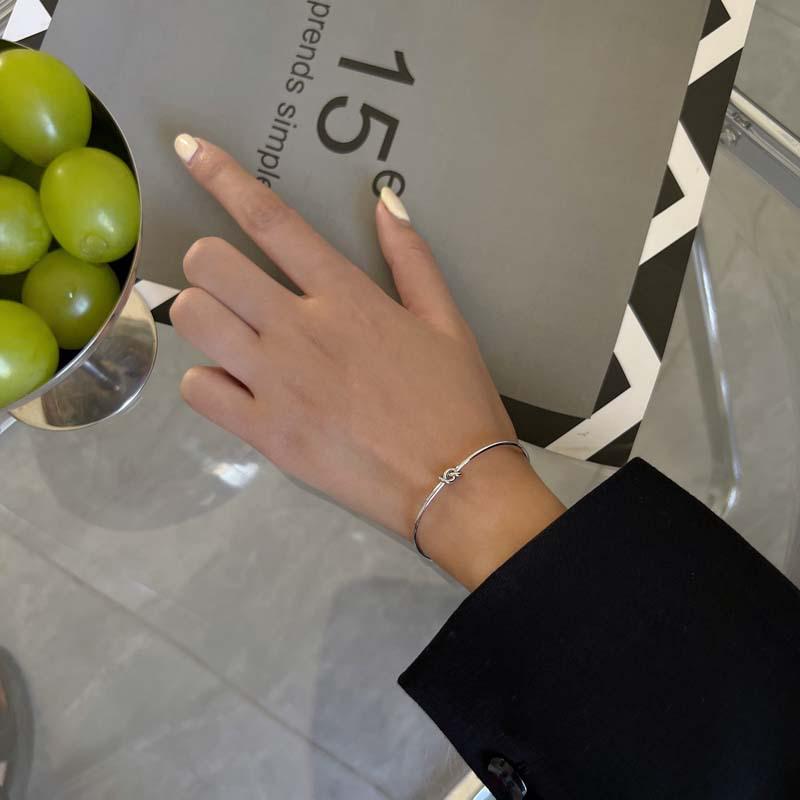 Европейский и американский модный браслет в форме восьмерки — простой, современный дизайн