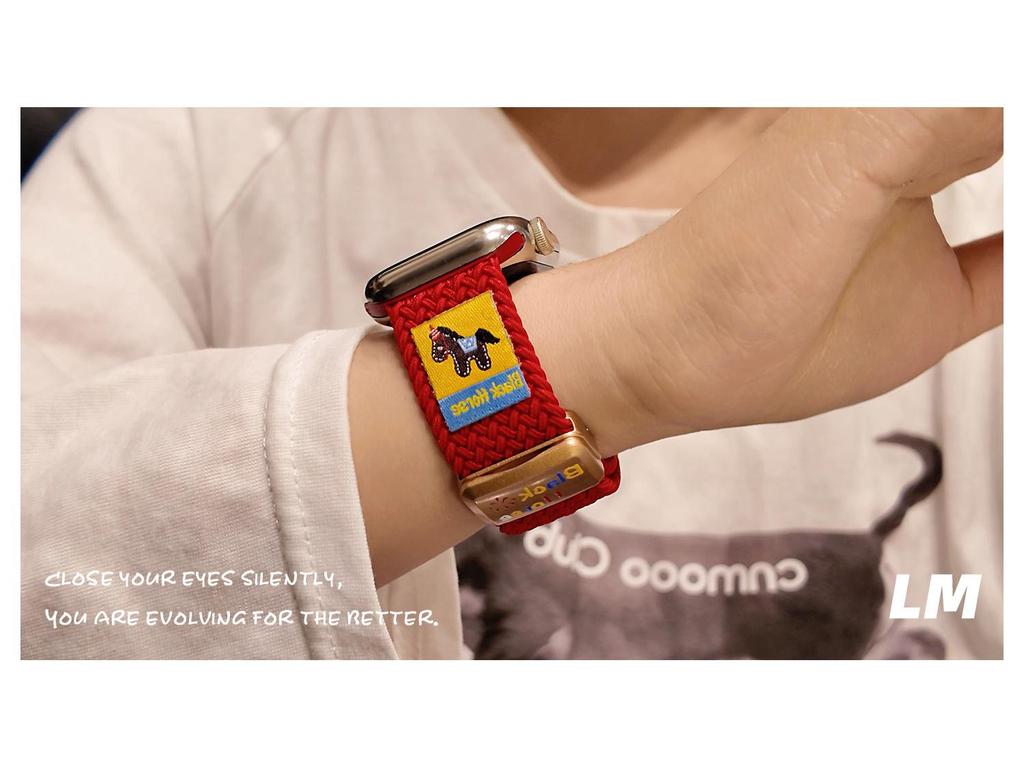 Совместимый нейлоновый магнитный ремешок для Apple Watch - Год Лошади, Красный плетеный браслет S9, S8, S7.