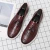 Fashion Britain Retro Wine Red Men's Leather Shoes Office Business Casual Loafers Men Designer Tassels Formal Dress Shoes for Men Oxford