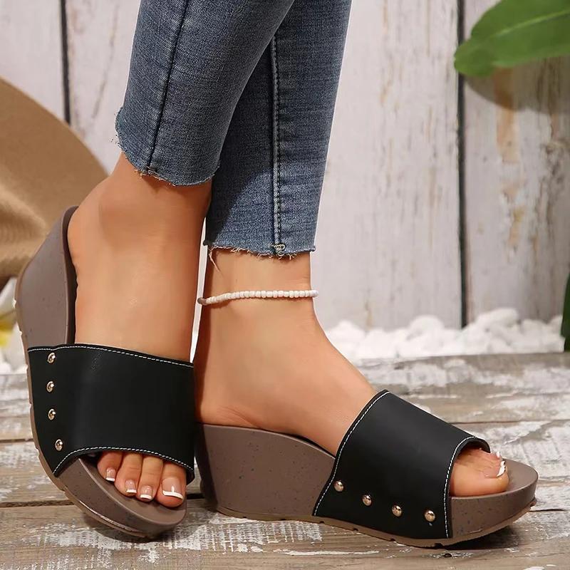 Мода Мода Декор заклепками Клиновидные шлепанцы Женские Белые из ПУ кожи Сандалии на платформе для женщин 2025 Лето Толстая подошва Слайды Пляжная обувь