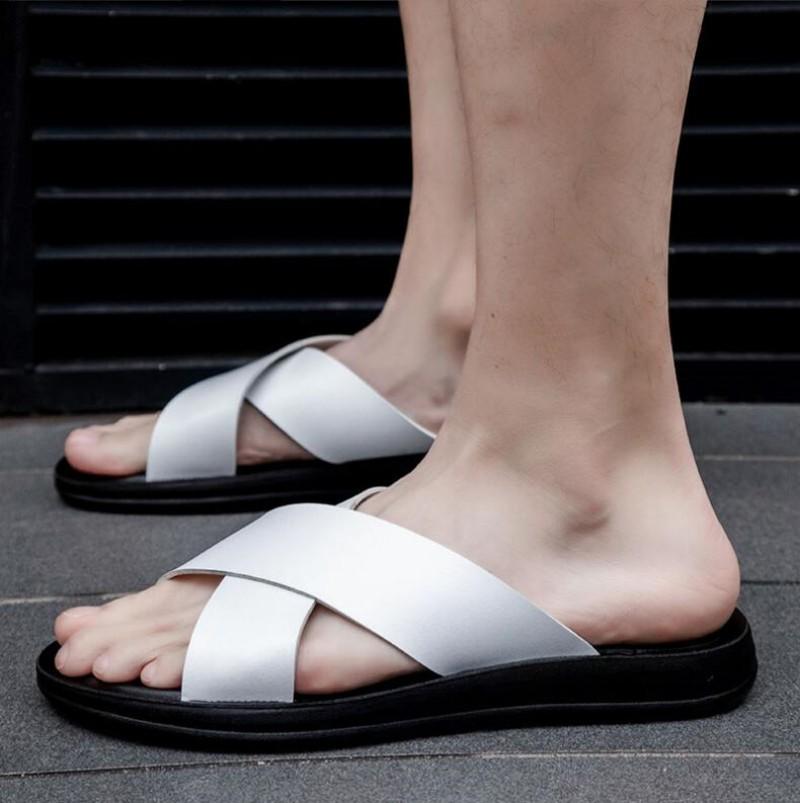 Кожаные тапочки для мужчин 2024 года, новые пляжные летние туфли высокого качества, большие размеры 38-47, легкие мужские шлепанцы на плоской подошве