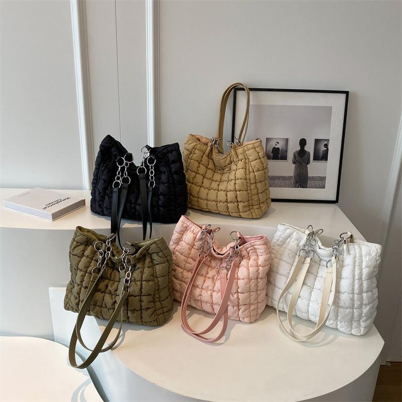 Large Capacity Quilted Nylon Tote Bag Soft Magnetic Closure Casual Street Style