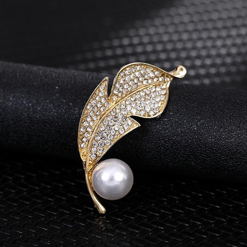 Brooch High-End Sense Niche High-End Women'S Silk Scarf Buckle Alloy Corsage Small Fragrant Wind Pearl Rhinestone High-End