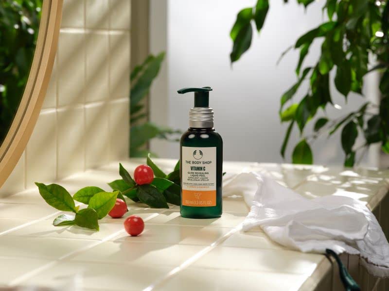The Body Shop Vitamin C Glow-Revealing Liquid Peel 100ml For Smooth Radiant Skin Care