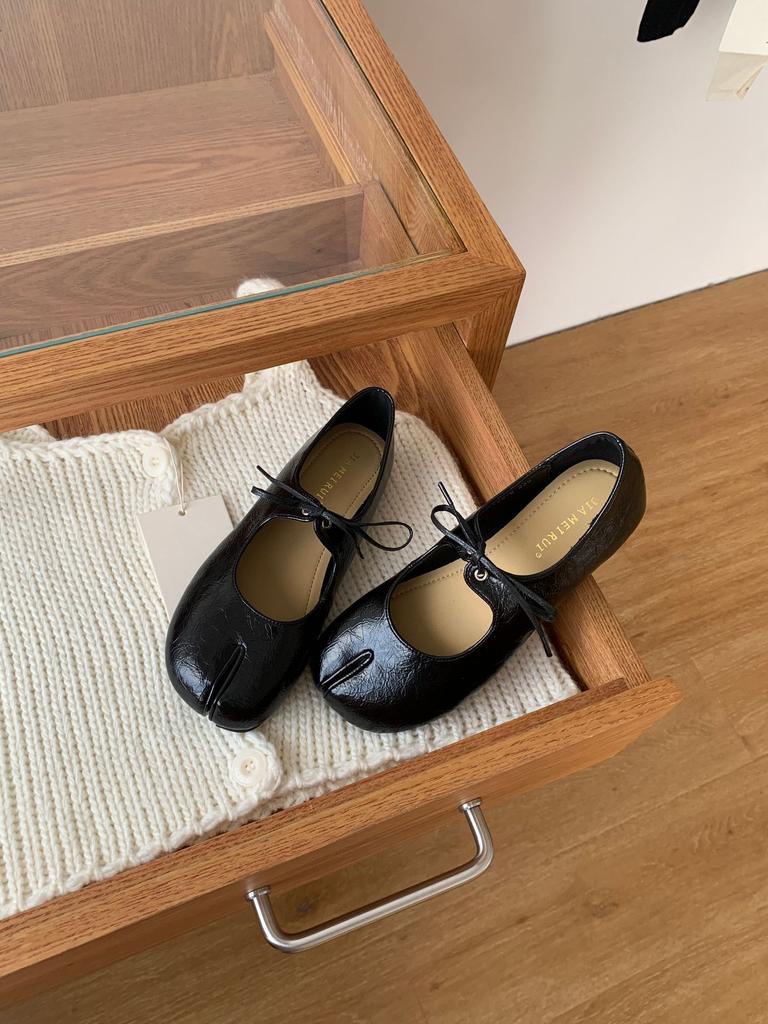 Fashion IPPEUM Tabi Shoes For Women 2025 New Fall Fashion Black PU Leather Split Toe Ballet Flats