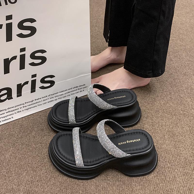 Новые крутые шлепанцы на толстой подошве с увеличением роста для женской летней уличной носки, высококлассное сочетание с юбкой, пляжные шлепанцы для женщин