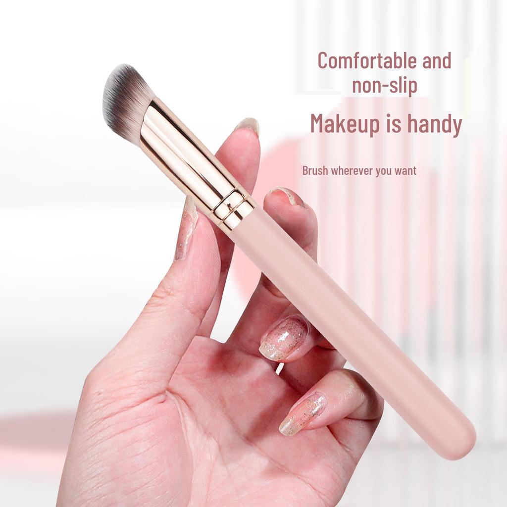 Большая скошенная кисть для консилера и тональной основы: Мягкий ворс, легкий вес, не впитывает для нанесения без следов.