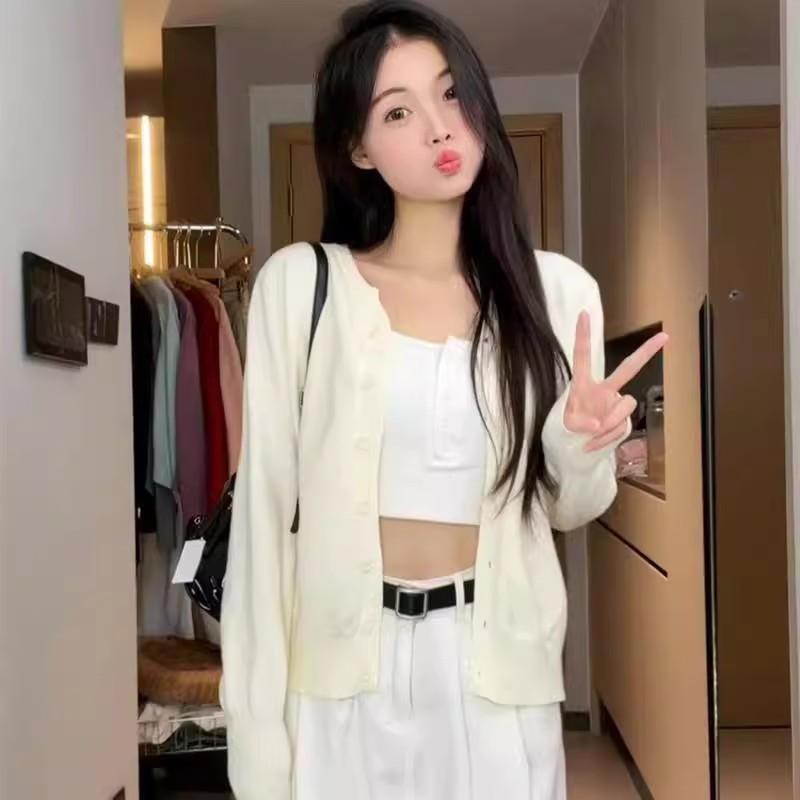 This Autumn and Winter Light Knitted Cardigan Is A New Style for Women, Featuring A Laid-back and Soft Sweater with A High-end Look