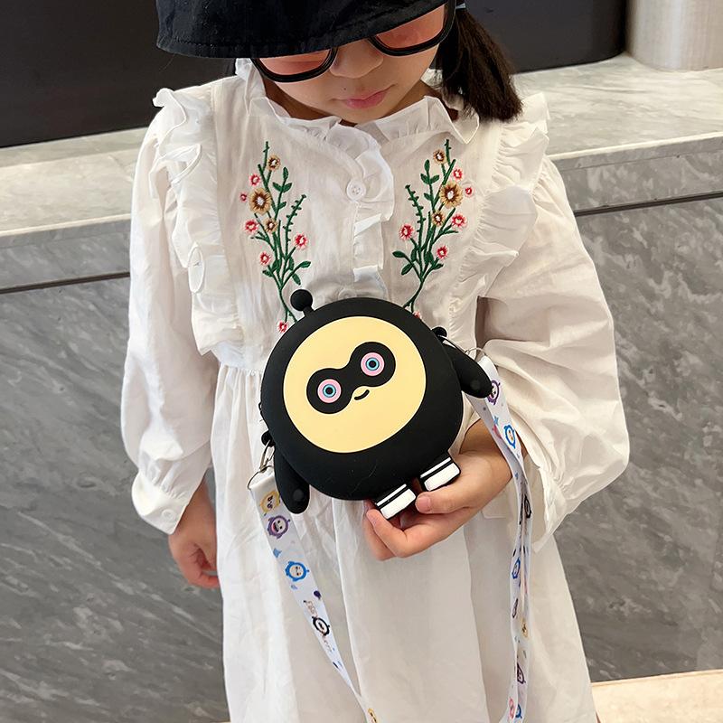 Милая модная детская маленькая сумка-портфель 2025 силиконовая новая в зарубежном стиле детская сумка для мальчиков и девочек через плечо, меняющаяся, сумка для наушников, тренд