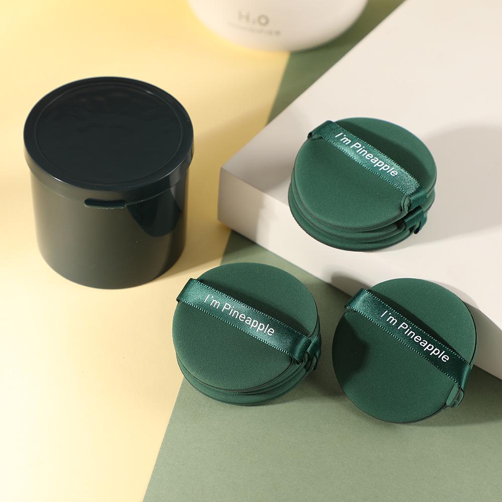 Двусторонний спонж двойного действия: Универсальный сухой/влажный спонж для нанесения и закрепления рассыпчатой или прессованной пудры.