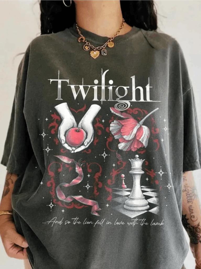 2026 Футболка в стиле Сумерек Футболка с эстетикой обложки книги Подарок фанату Саги Сумерки Вампиры Волки Романтика Унисекс Футболка