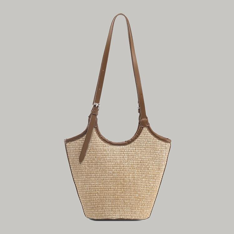 Bucket straw bag 2025 new summer versatile shoulder bag for women, woven tote bag, popular beach bag