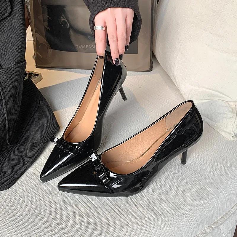 Женские туфли на высоком каблуке. Модные туфли-лодочки. Женские туфли-лодочки с завязками-бабочками и острым носком. Туфли на тонком каблуке. Женские туфли.