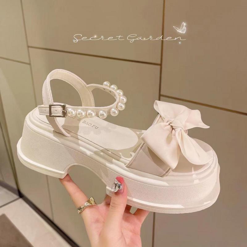 Сандалии 2025 года, женские, новые, летние, с бантом, жемчужные, на толстом каблуке, нескользящие, модные, универсальные, сказочные, в стиле «ветер», пляжные туфли