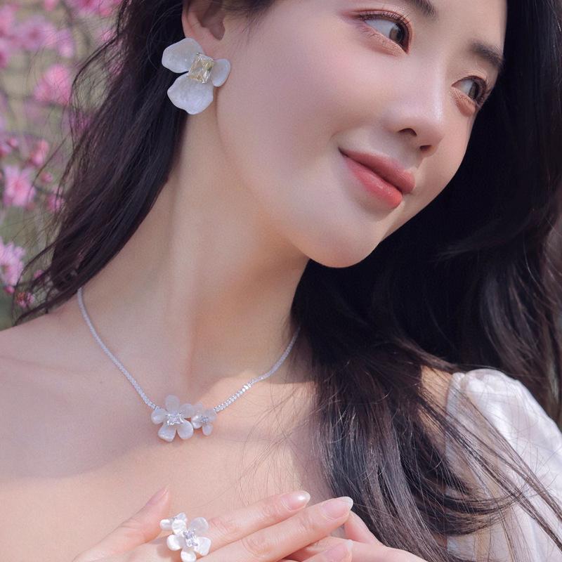 HEFANG Набор: Серебряное ожерелье с фрезией и серьги с цветочными драгоценными камнями - Женский японский/корейский стиль