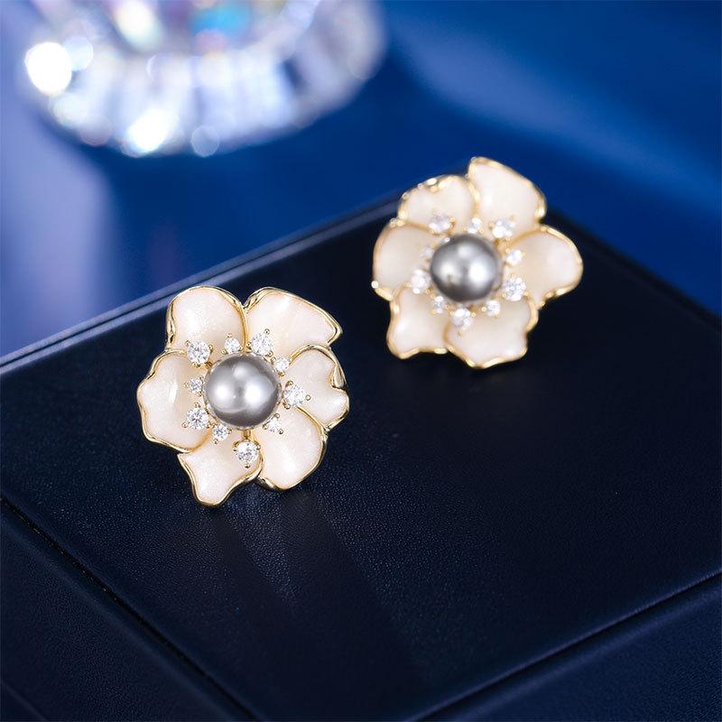 Женские серьги в стиле легкой роскоши, милые и элегантные, с имитацией жемчуга и цветов, модные и универсальные, с уникальным дизайном и ощущением