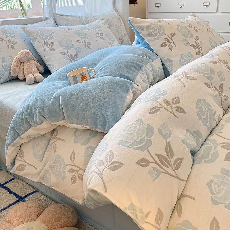 Утолщенный резной молочный флисовый комплект из четырех предметов, флисовое одеяло, простыня из кораллового флиса