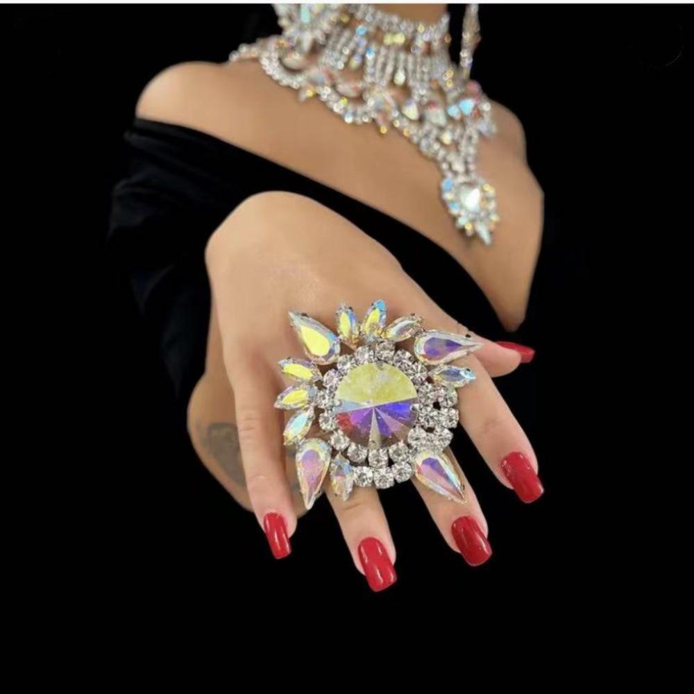 Шикарные и смелые кольца с кристаллами в форме капли воды - эффектные украшения для женщин