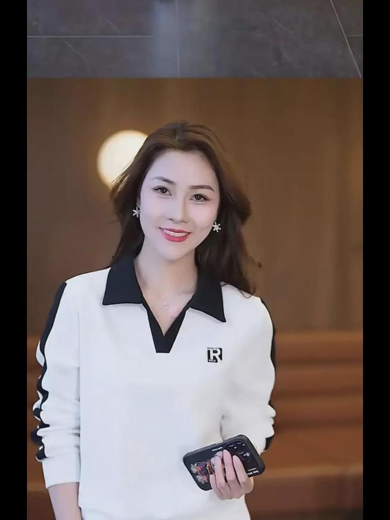 Женский облегающий спортивный костюм из двух частей — стильная простая толстовка с отворотами + спортивные штаны на весну/осень 2023 г.