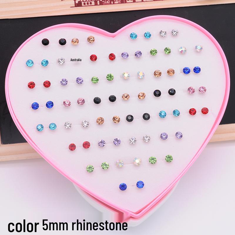 Набор акриловых серег-гвоздиков в форме сердца в пластиковой коробке