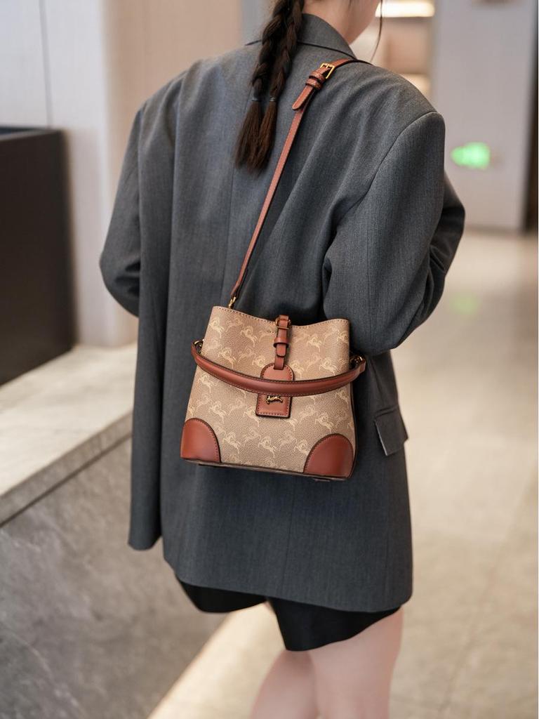 Трендовая сумка-тоут для通勤 2025: Модная сумка-ведро через плечо и на плечо