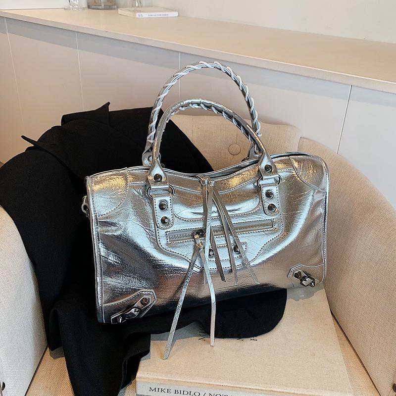 Популярная в этом году женская сумка с заклепками 2024 года, новая нишевая сумка в стиле ретро-локомотива, универсальная сумка через плечо большой вместимости