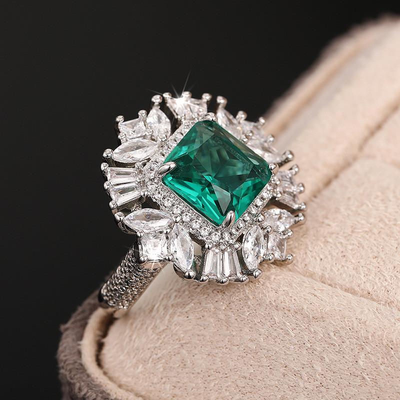 925 Sterling Silver Luxury Ring for Women Bright Green Crystal Noble Lady Vintage Style Party Accessory