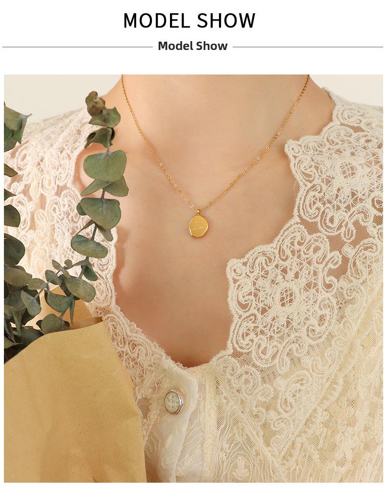 Ожерелье с подвеской в виде неправильной овальной буквы из 18-каратного золота в титановой стали – роскошные женские украшения