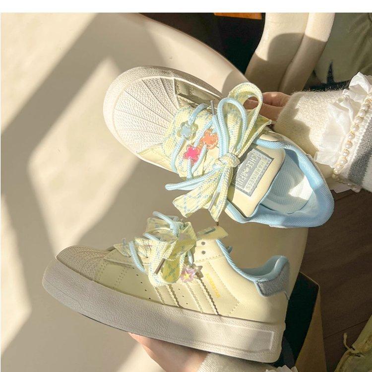 Кожаная белая обувь детская 2025 весна и лето новая популярная ins трендовая универсальная нишевая обувь для скейтборда нишевый дизайнерский смысл