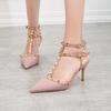 Мода 2025 Новые 7СМ ТУФЛИ На высоком каблуке Женские Остроносые Шпилька Сексуальный Ночной клуб Слово С Заклепками Дикие Сандалии Женские Летние
