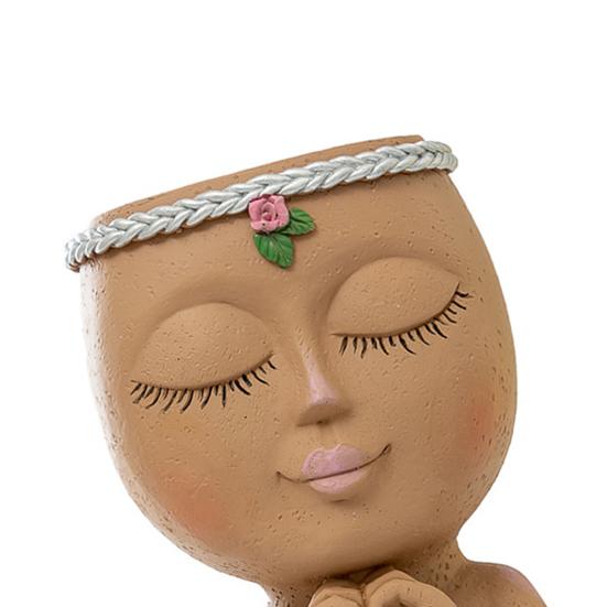 Суккулентный горшок Маленькая девочка с закрытыми глазами и жестом сердца Отверстие для дренажа Лицо